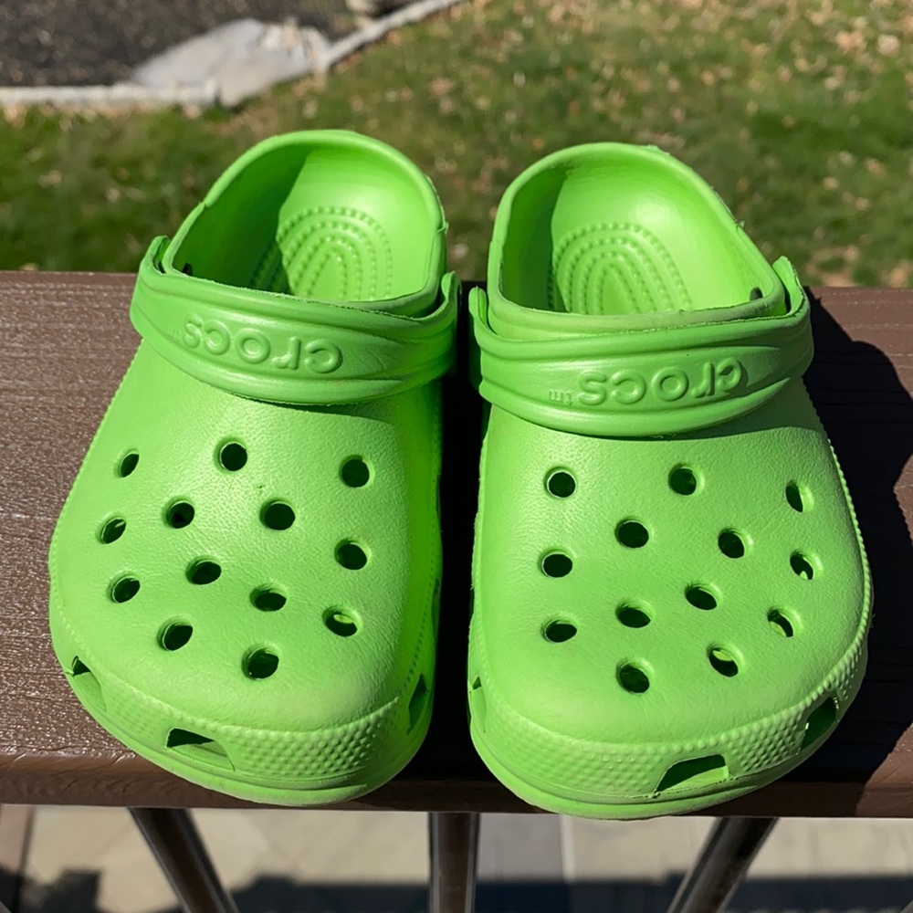 Green crocs 6/7